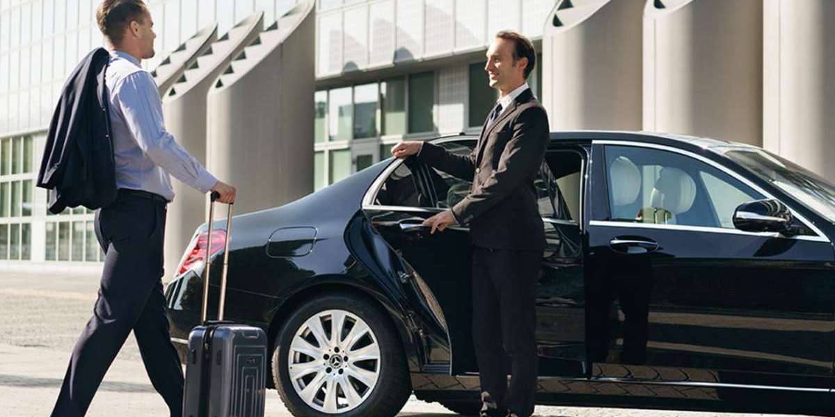 Best Luxury Chauffeur Service in CT – Travel the Elite Way with Famous Drive