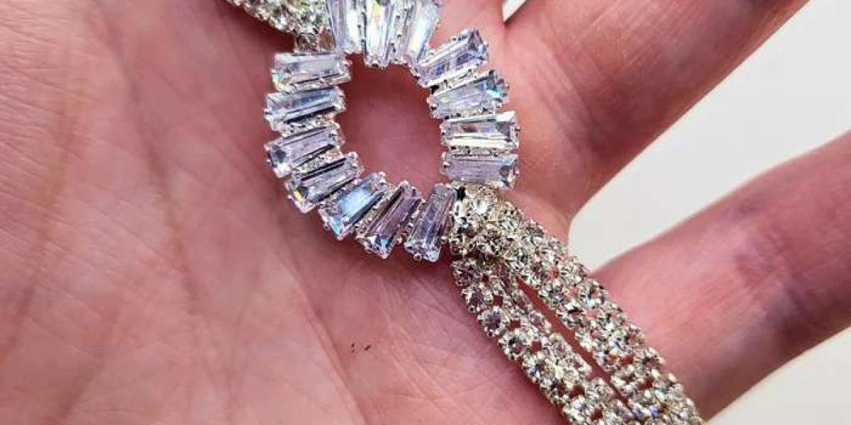 Unlock the Fashion Potential of Hair Accessories and Chain Necklace