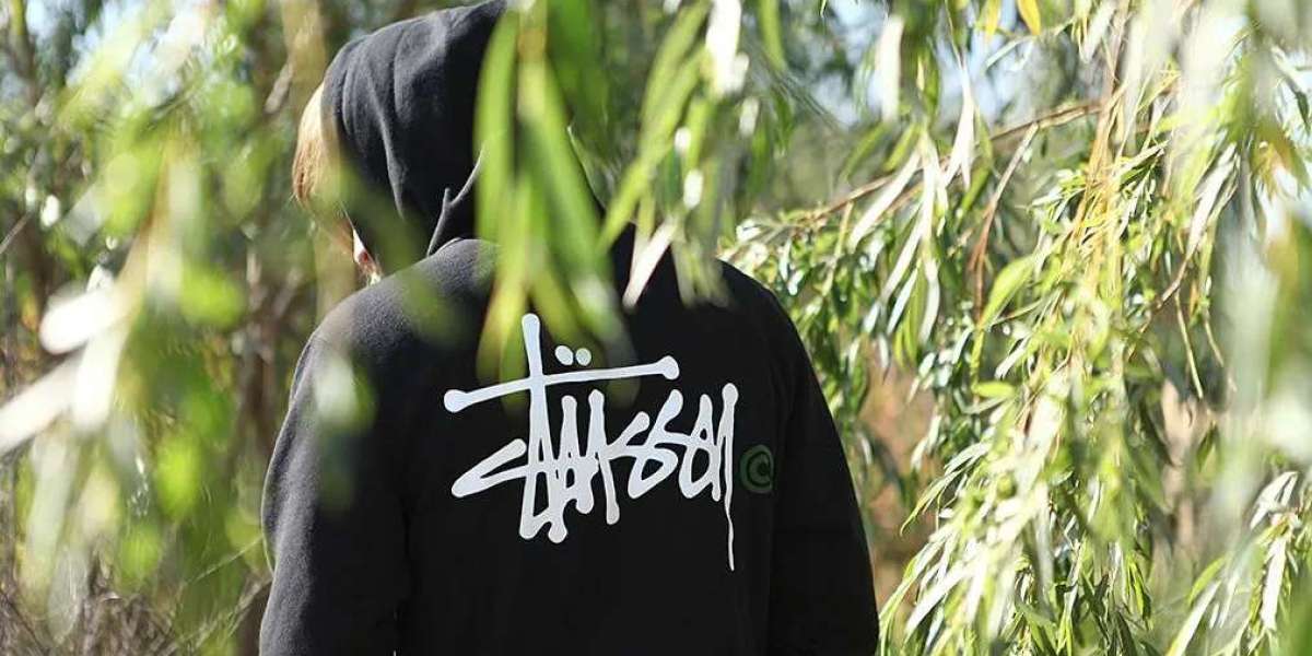 Stussy and the Stussy Hoodie – The Timeless Symbol of Streetwear Culture