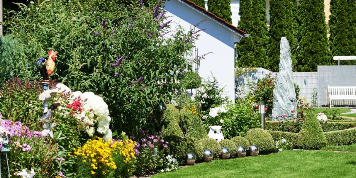 Creating a Functional Small Office Layout: Office Interior Design Ideas For Small Space