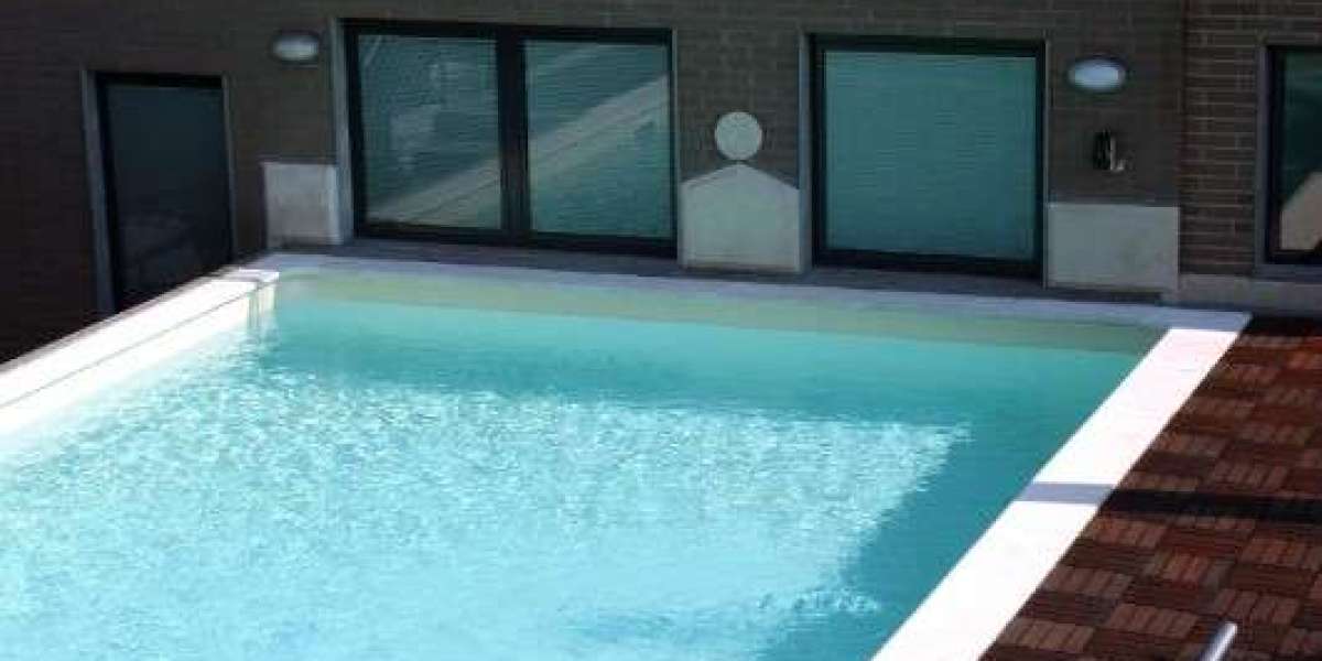 Piscina Attico Lusso Italia: Design Moderno ed Eleganza