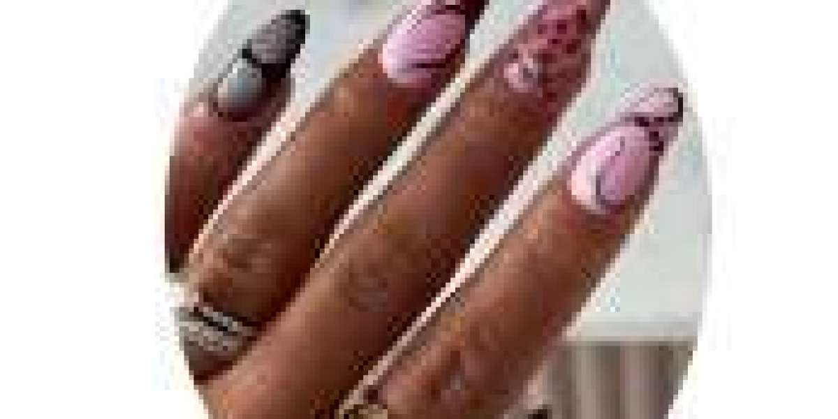 Wiosenny manicure, który działa jak reset głowy — lekko, nierówno, po ludzku