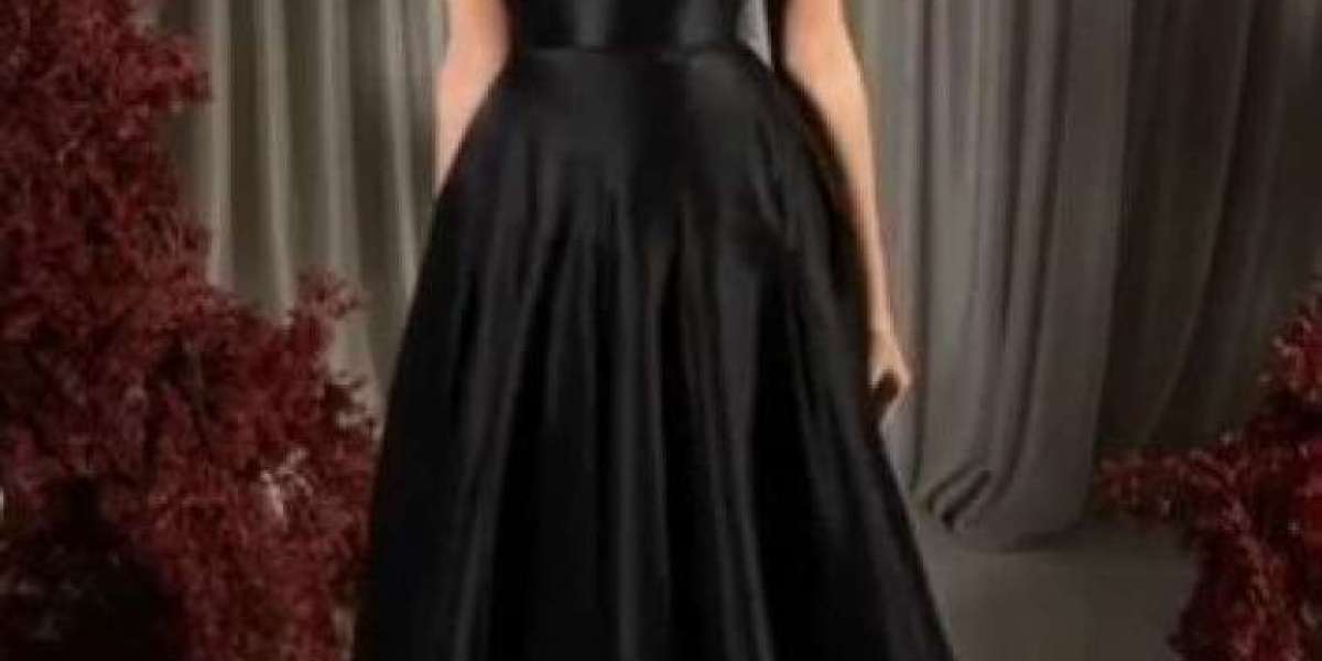 كيفية تنسيق المكياج مع فستان أسود لإطلالة متكاملة